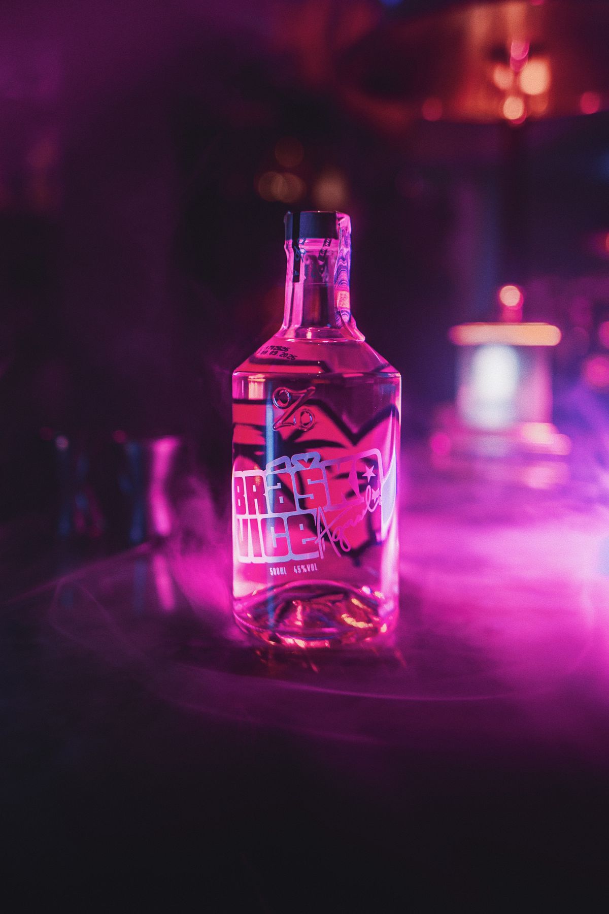 Lahev Sunset Dry Ginu Bráškovice V v růžovém světle baru